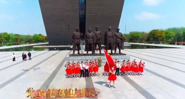 救援受困的小恐龙